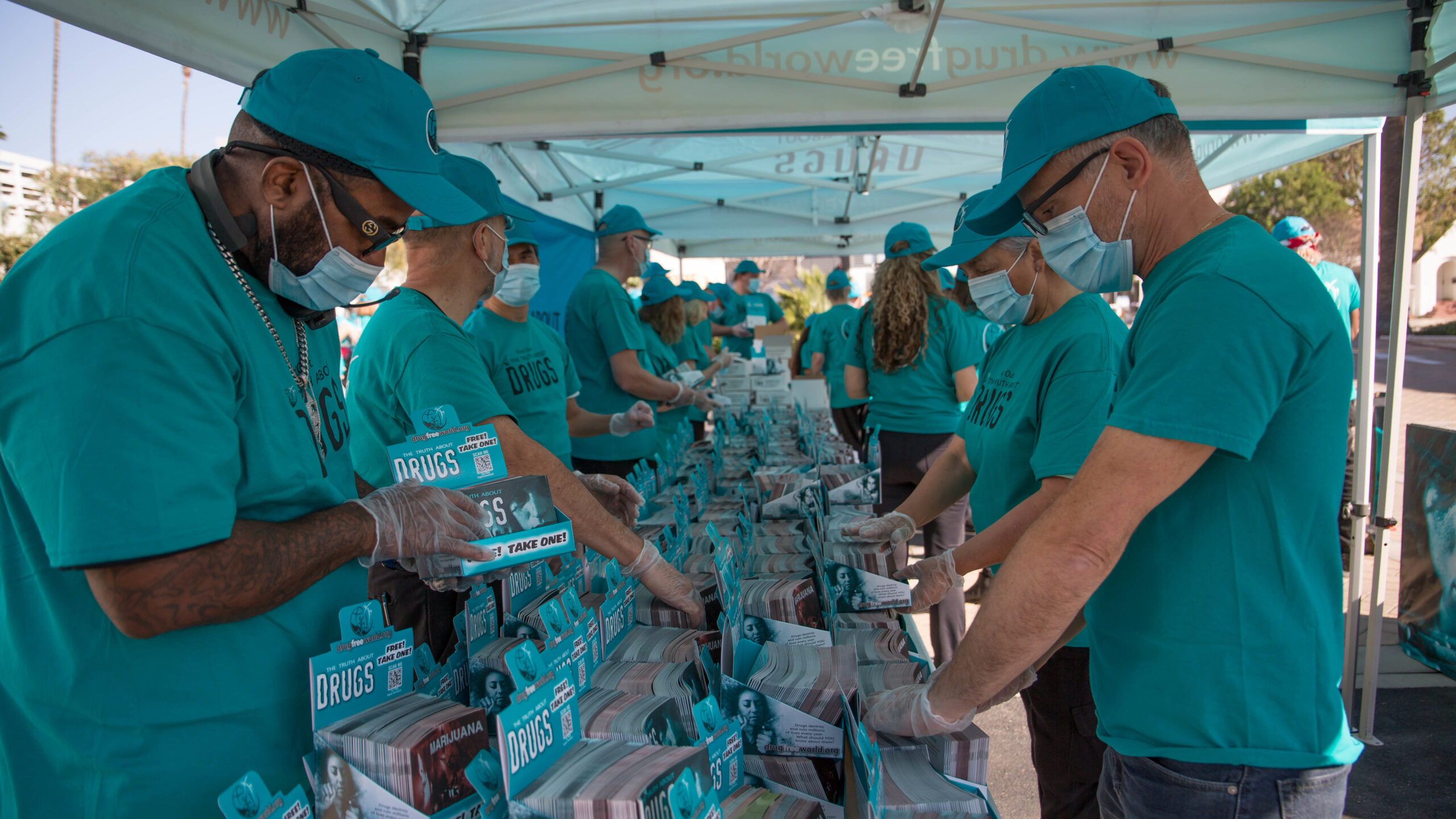 SB drug-free-world-volunteers-preparing-booklets_en Volunteers prepare boxes of Truth About Drugs booklets for distribution